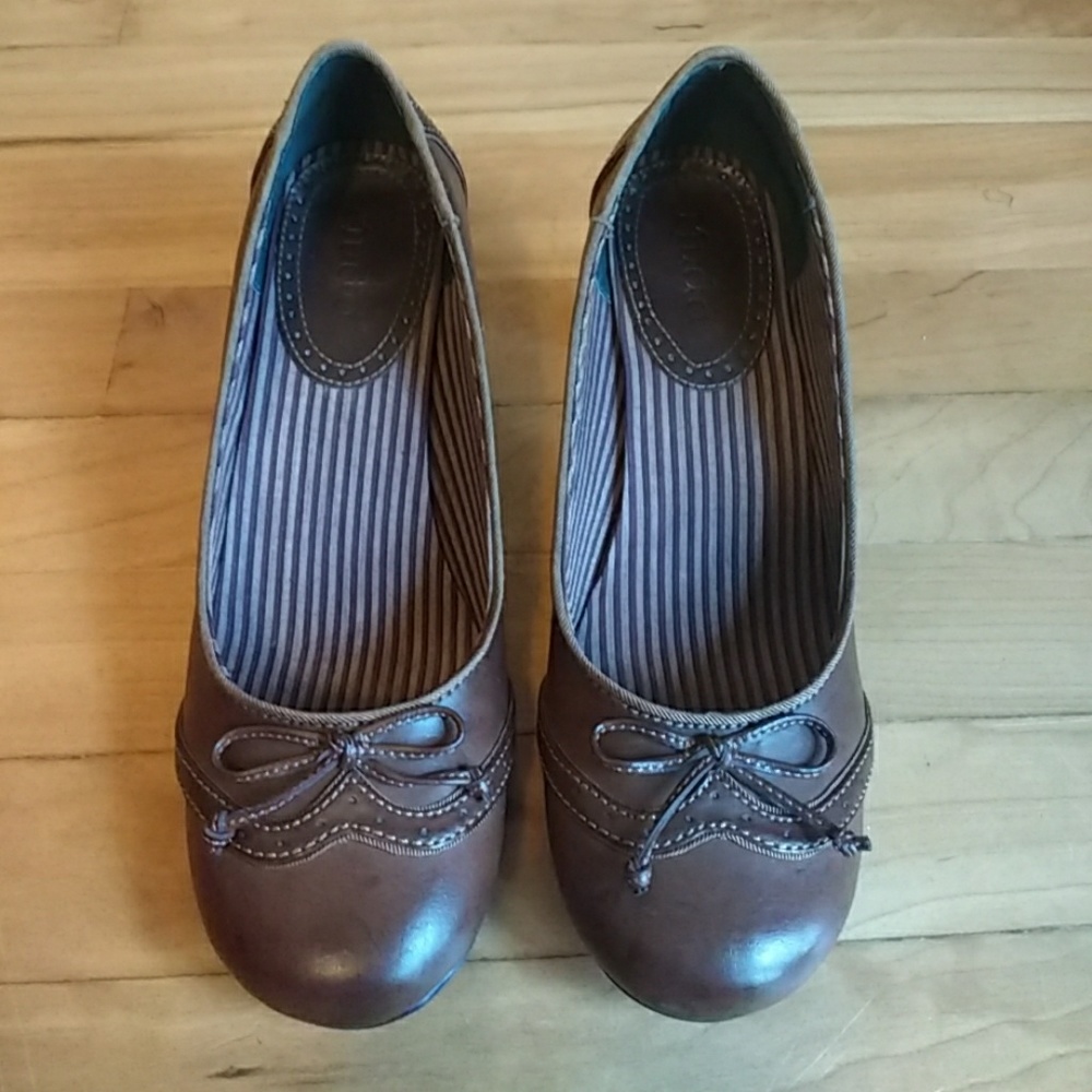 Brown bow heels